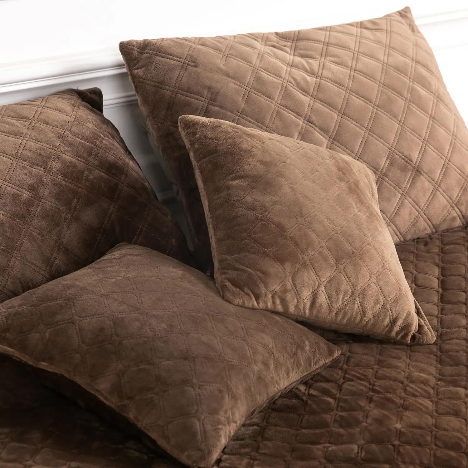 Подушка декоративна "VELOUR" Коричнева, 40x40 - Фото 6 Подушка декоративна "VELOUR" Коричнева, 40x40 - Фото 6